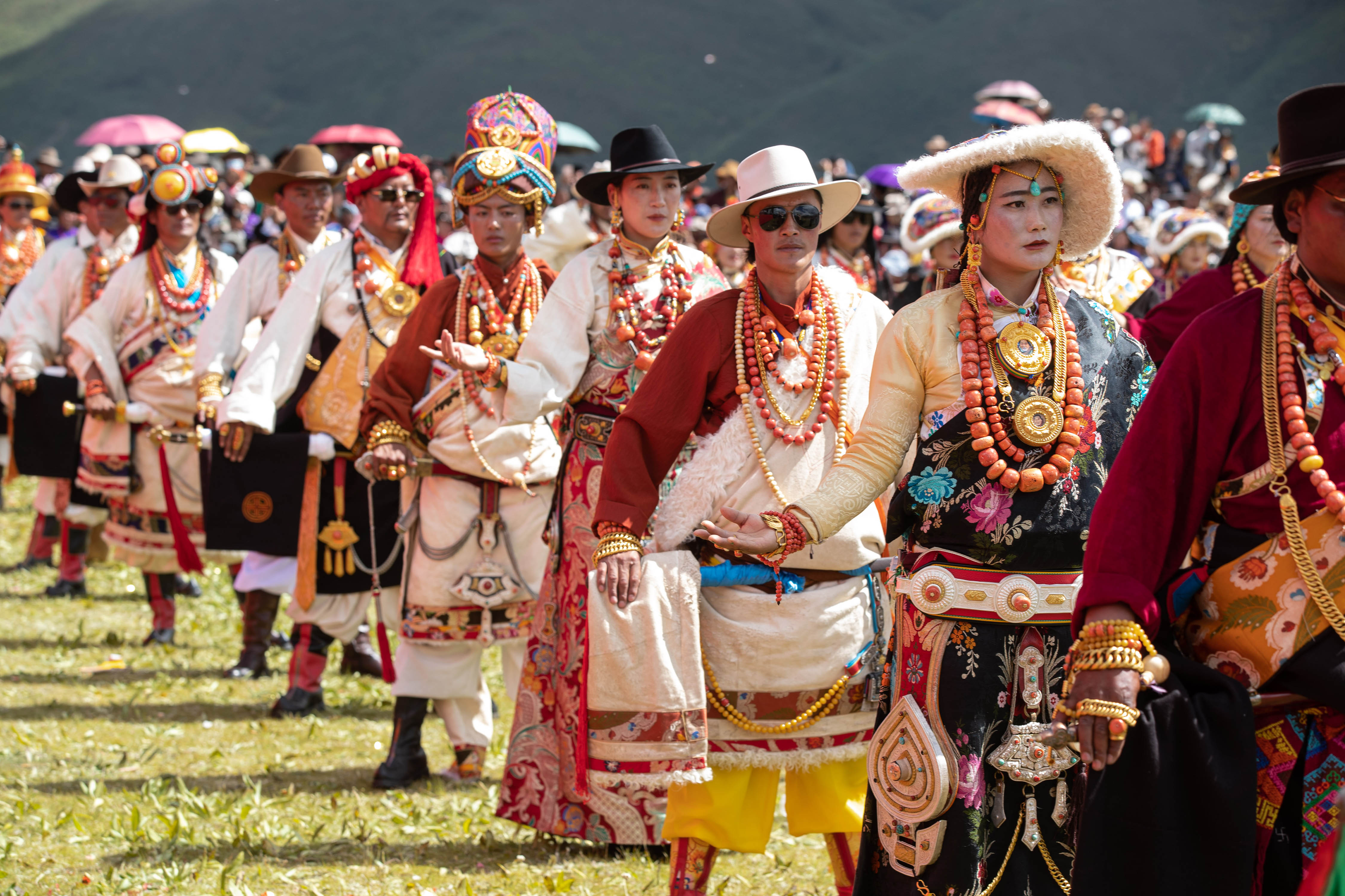四川色达:传统藏式和现代藏装秀(4)