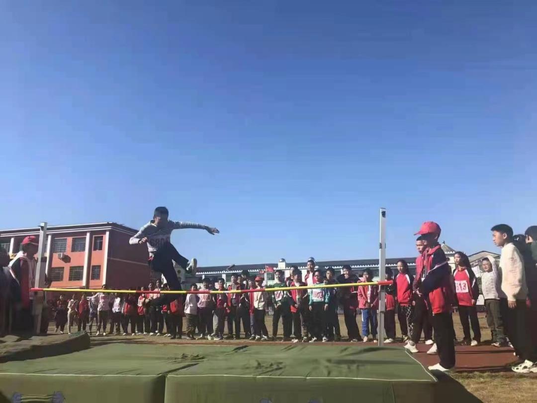 高安市黄沙岗镇中心小学举办第十九届秋季田径运动会