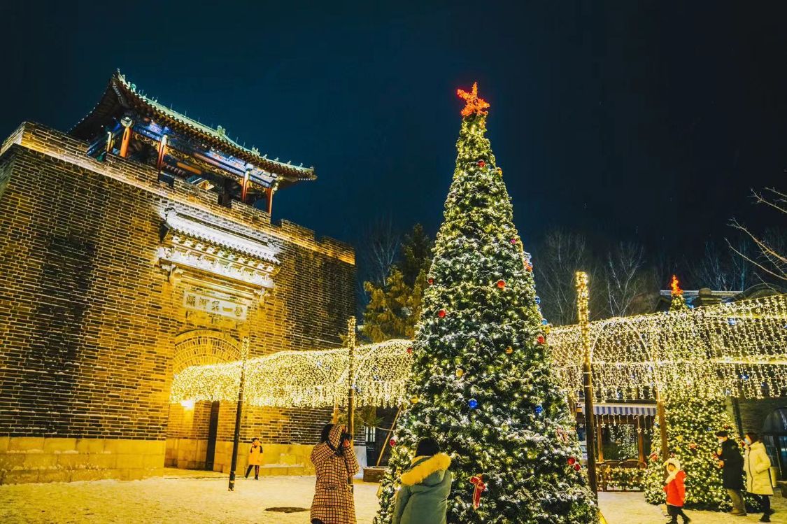 北京最圣诞小镇,热闹程度堪比国外,长城脚下的不夜城