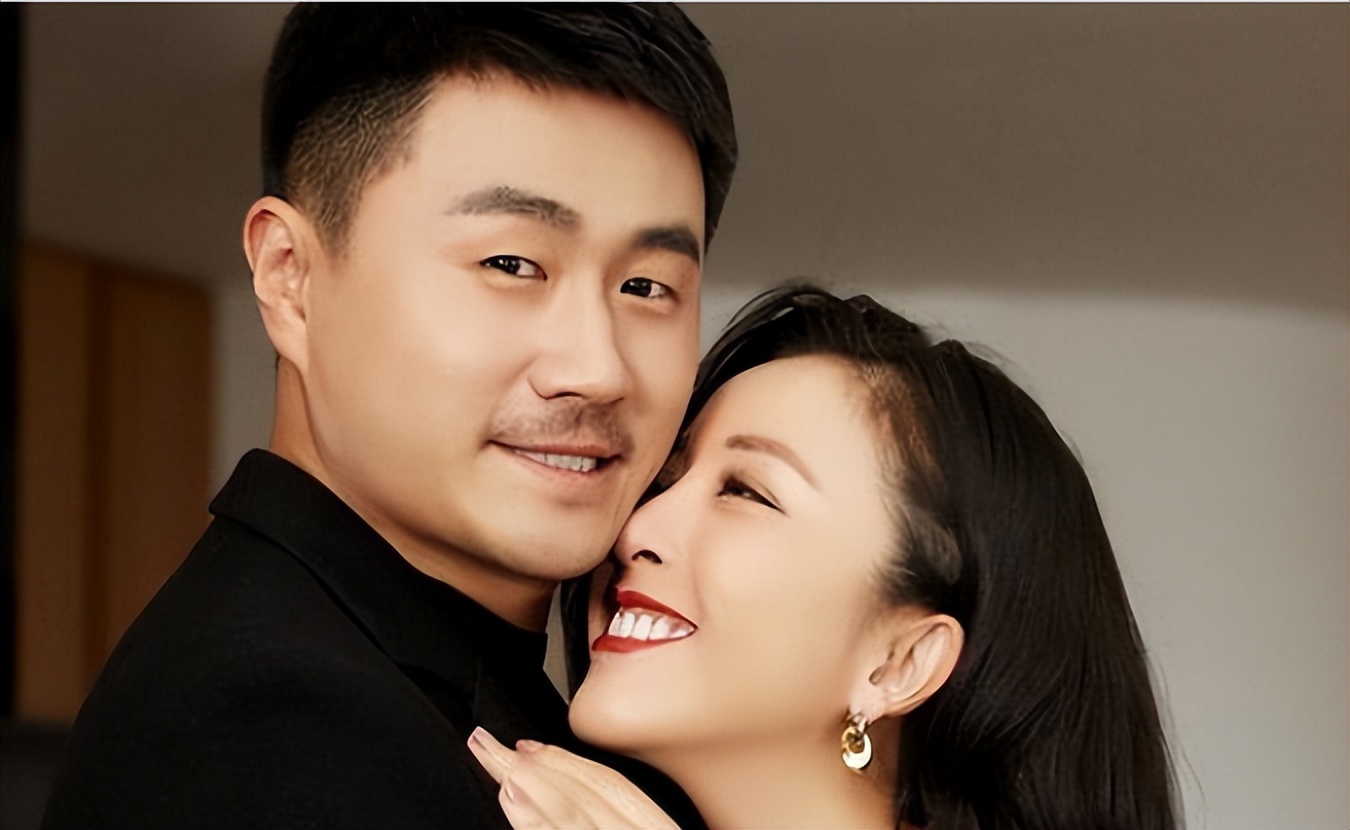 黄小蕾:被大张伟拒绝后,因1顿饭嫁富豪,闪婚生女被迪士尼拉黑