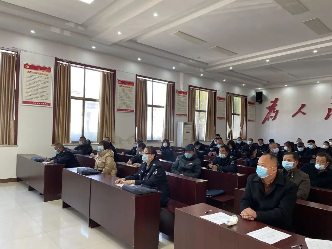 费县胡阳镇召开"法治带头人""法律明白人"培训会议