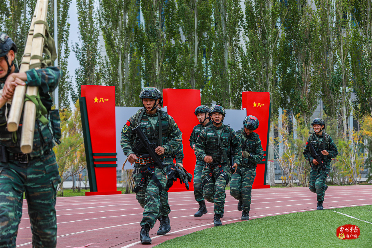 新疆克拉玛依:巅峰对决!综合演练打造全能特战精英