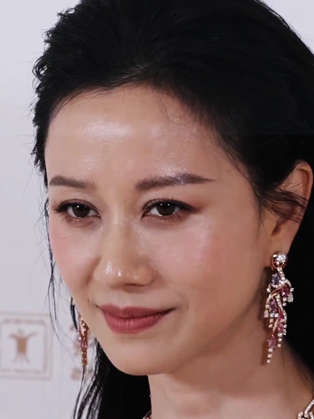 婷美女神倪虹洁,怼脸拍47岁这状态如何?