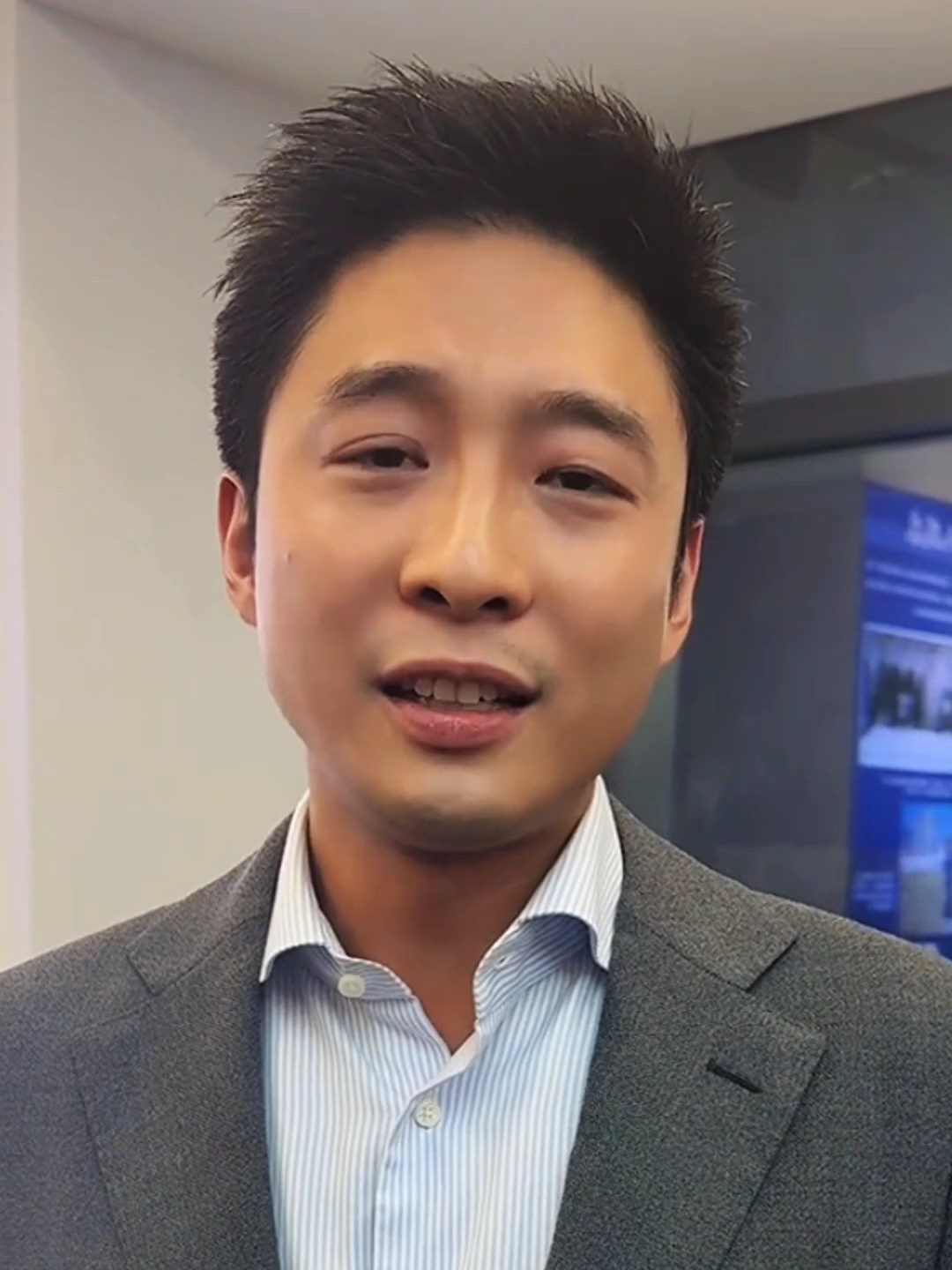 霍启山出席活动接受采访,他真的太帅了!