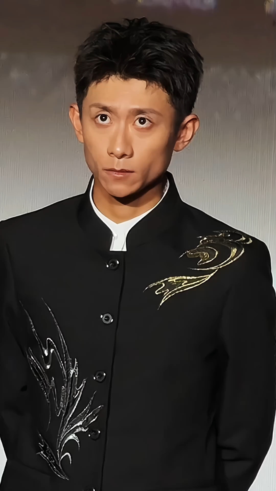 张一山一身黑色刺绣中山装亮相活动状态松弛,眼神犀利!