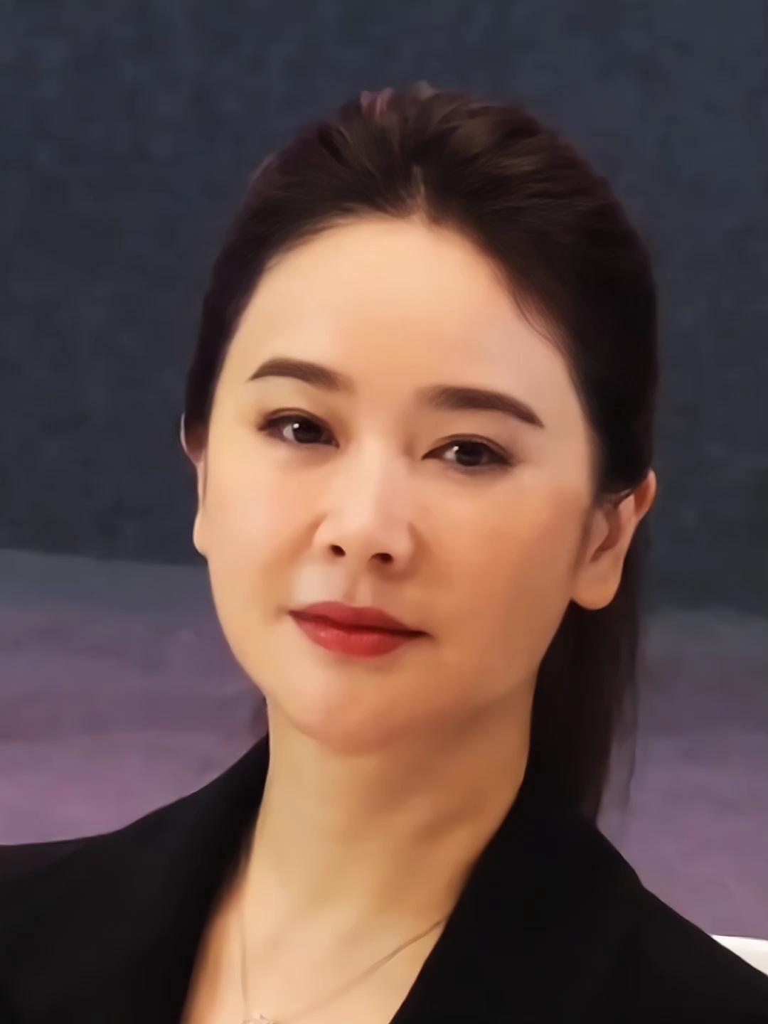 左小青 黑色深v西装亮相, 这48岁状态怎么样?