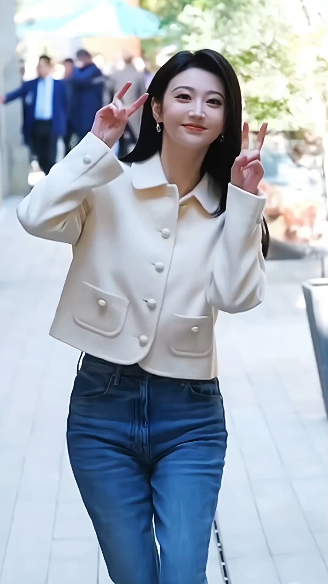 景甜出席活动街拍花絮,好可爱的兔兔女郎