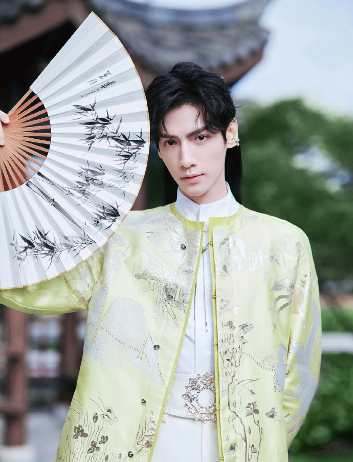 罗云熙执扇国风装太帅了,像是古代穿越来的美男子,只可惜太瘦了