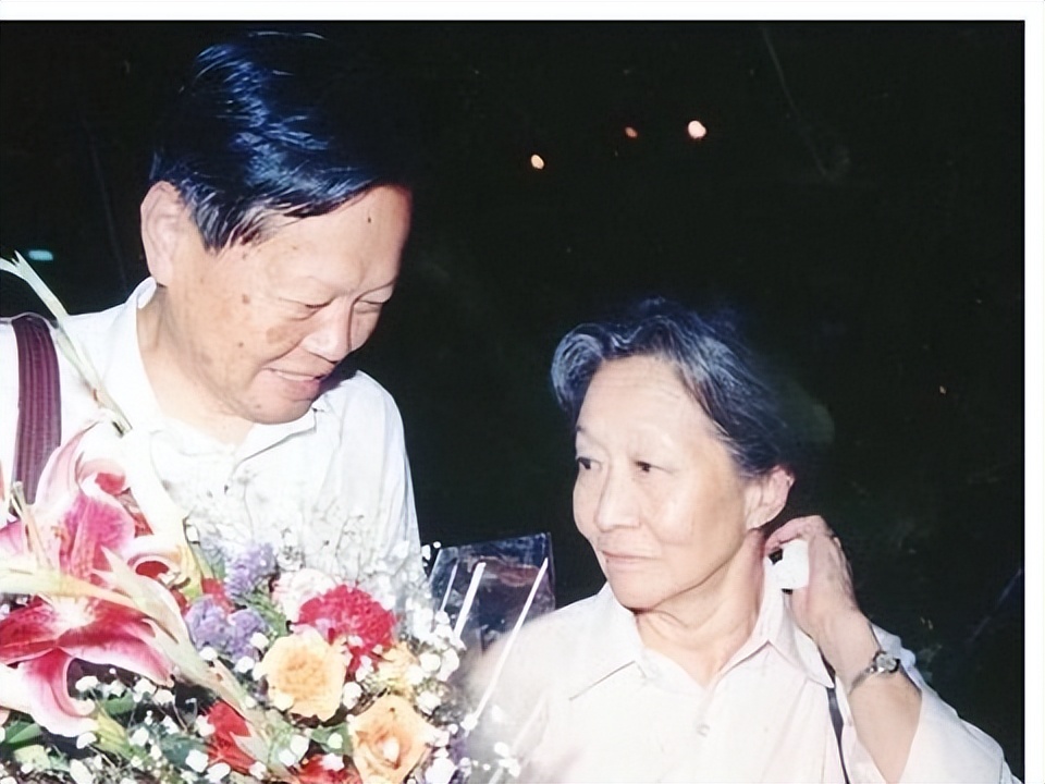 結婚18年,楊振寧100歲了依然精神矍鑠,翁帆堅持早睡早起照顧他