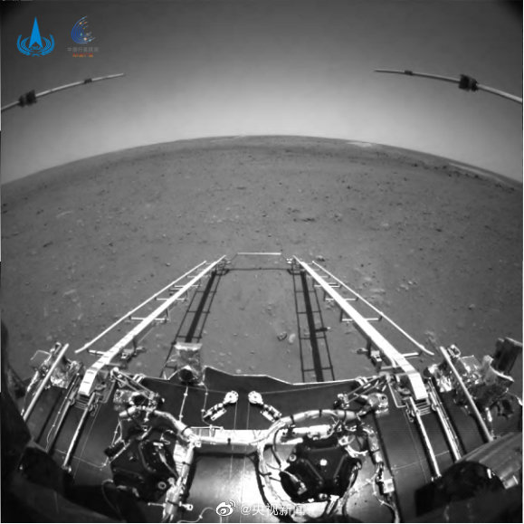 祝融号火星车成功传回照片：天问一号着陆首发影像