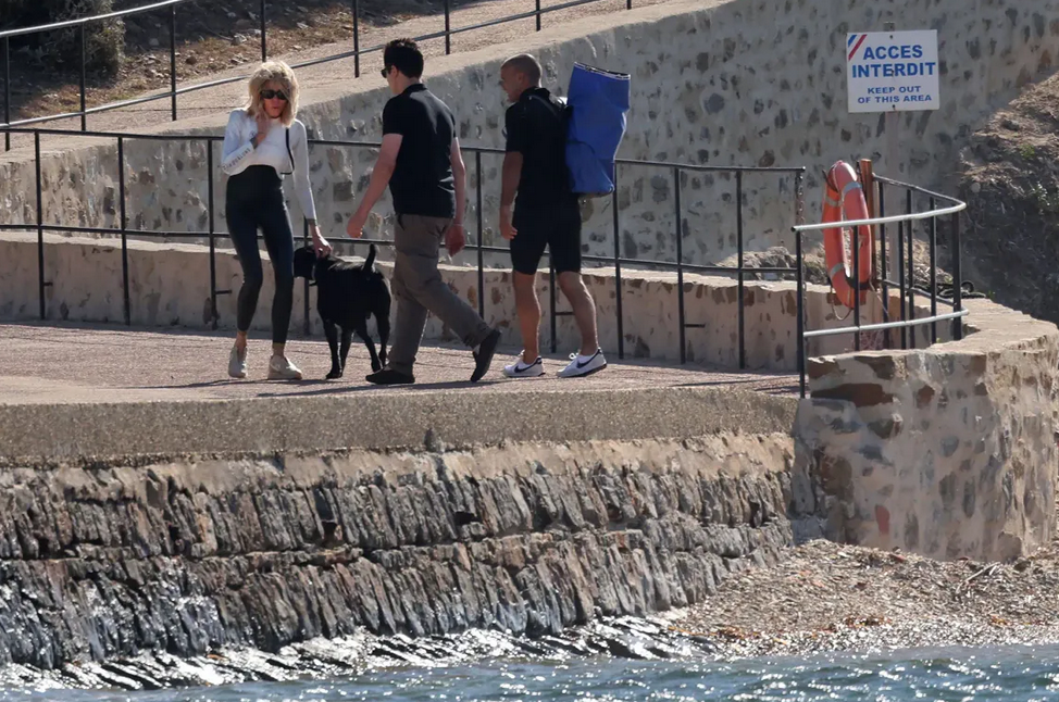 马克龙两口子度假:70岁爱妻还和保镖遛狗