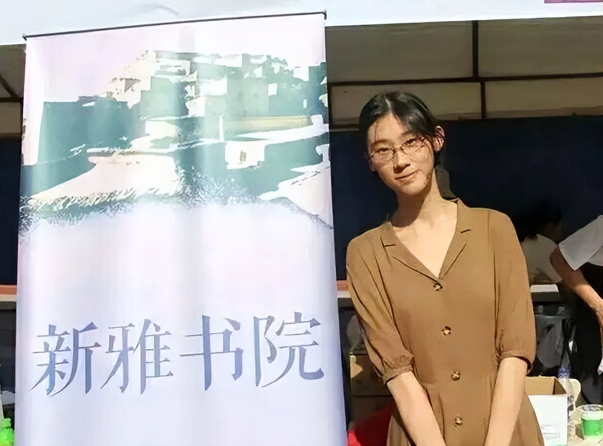 会背2000首诗词的清华才女武亦姝,字迹工整如印刷,果然字如其人