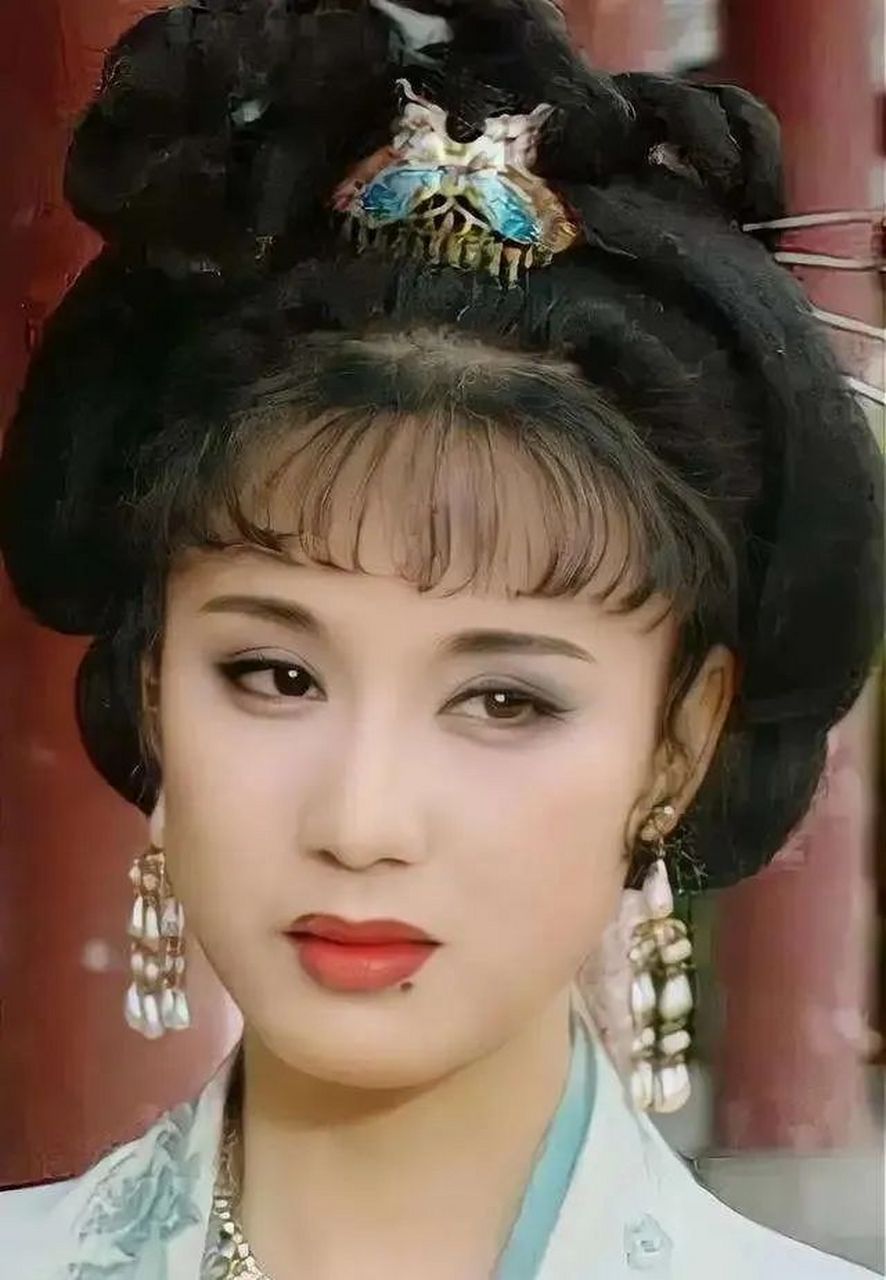 金秋图文动态创作节# 长着"美人痣"的女明星之李建群  在当年的那个