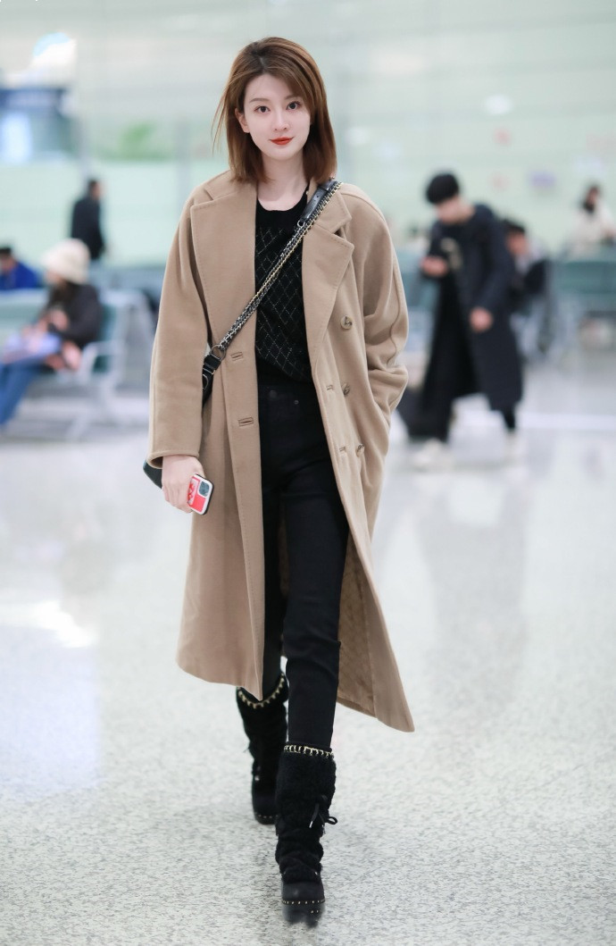 乔欣不愧是"富家女",机场穿针织衫就像涂口红,各种色号换着来