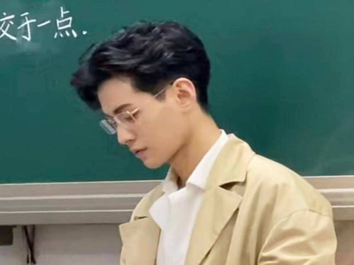 上海高校高颜值男老师走红,侧脸酷似"靳东",高学历更是亮点