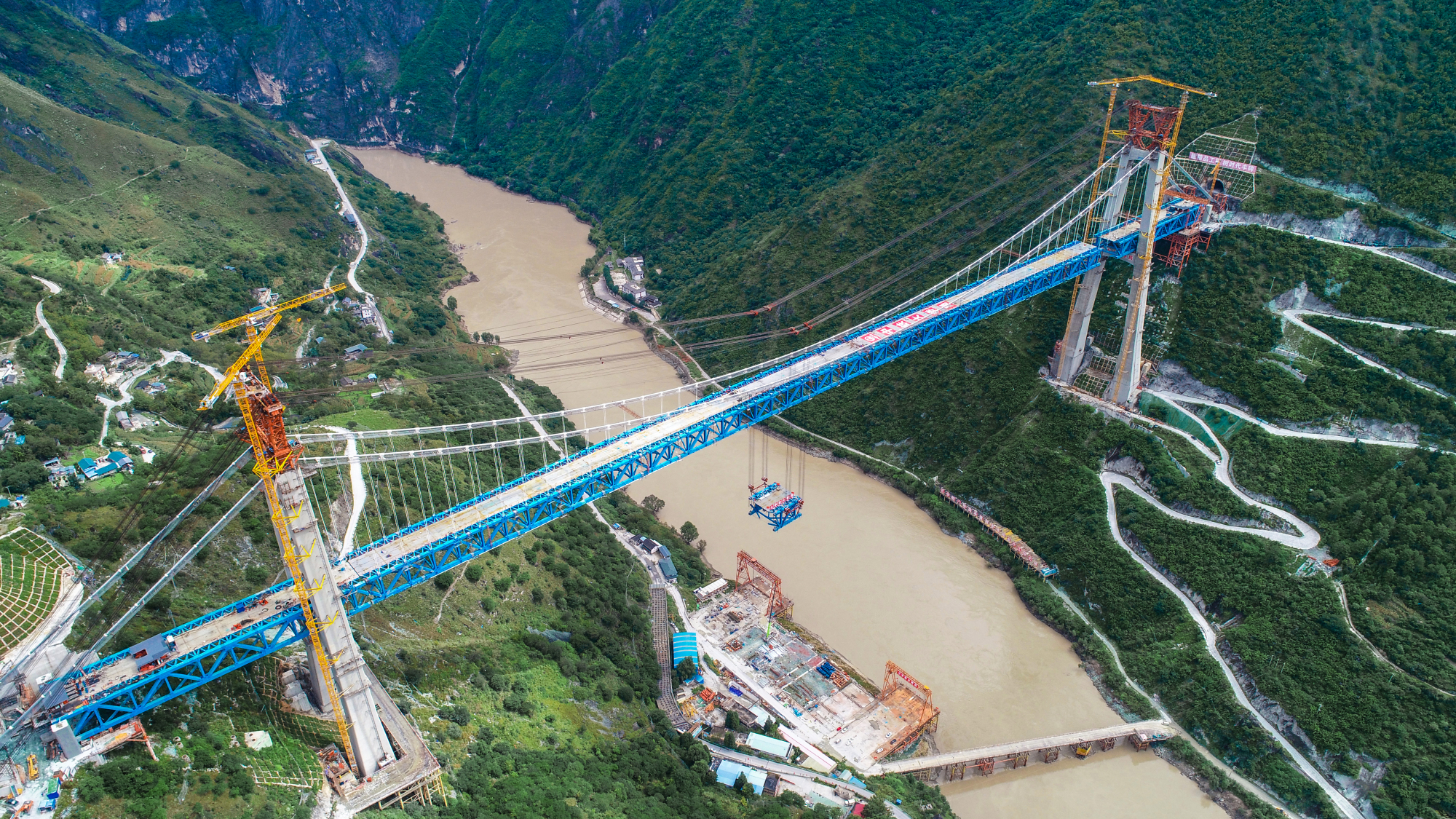 世界首座大跨度铁路专用悬索桥 丽香铁路金沙江特大桥钢梁合龙