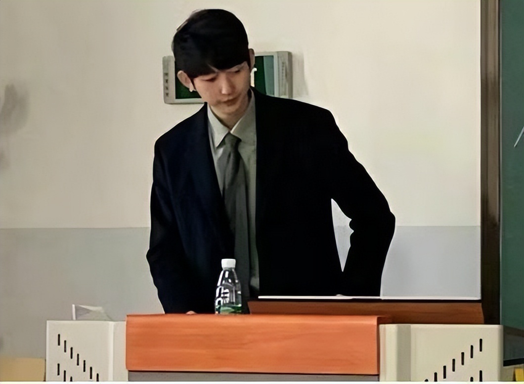 某大学男教师走红,身高190帅气宛如男模,颜值与才华兼备!