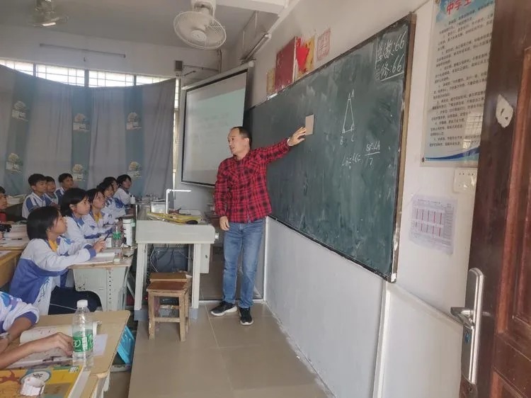 广州市培英中学潘勇校长带队赴雷州市杨家初级中学对口帮扶