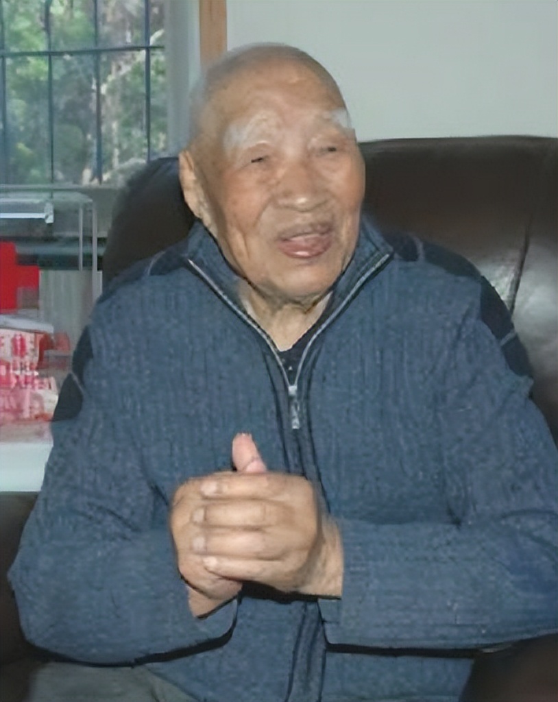 孔子嫡孙孔庆德:期待成为大校却被封中将,授衔现场直接砸杯!