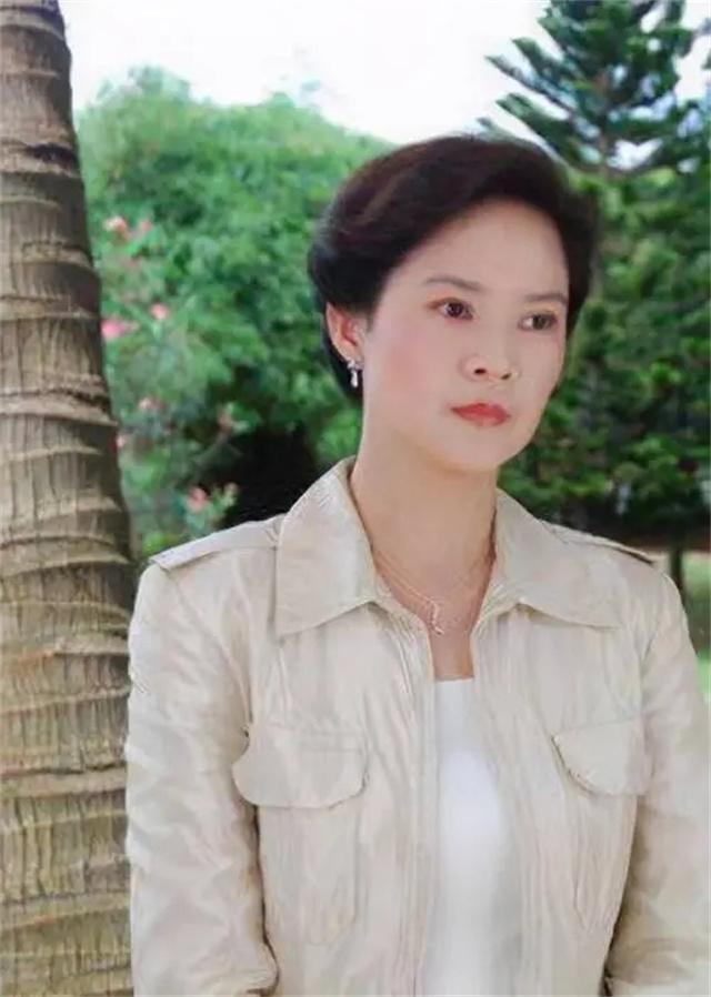 59岁婉君俞小凡近照,老公高大帅气,儿女没有遗传父母的好基因