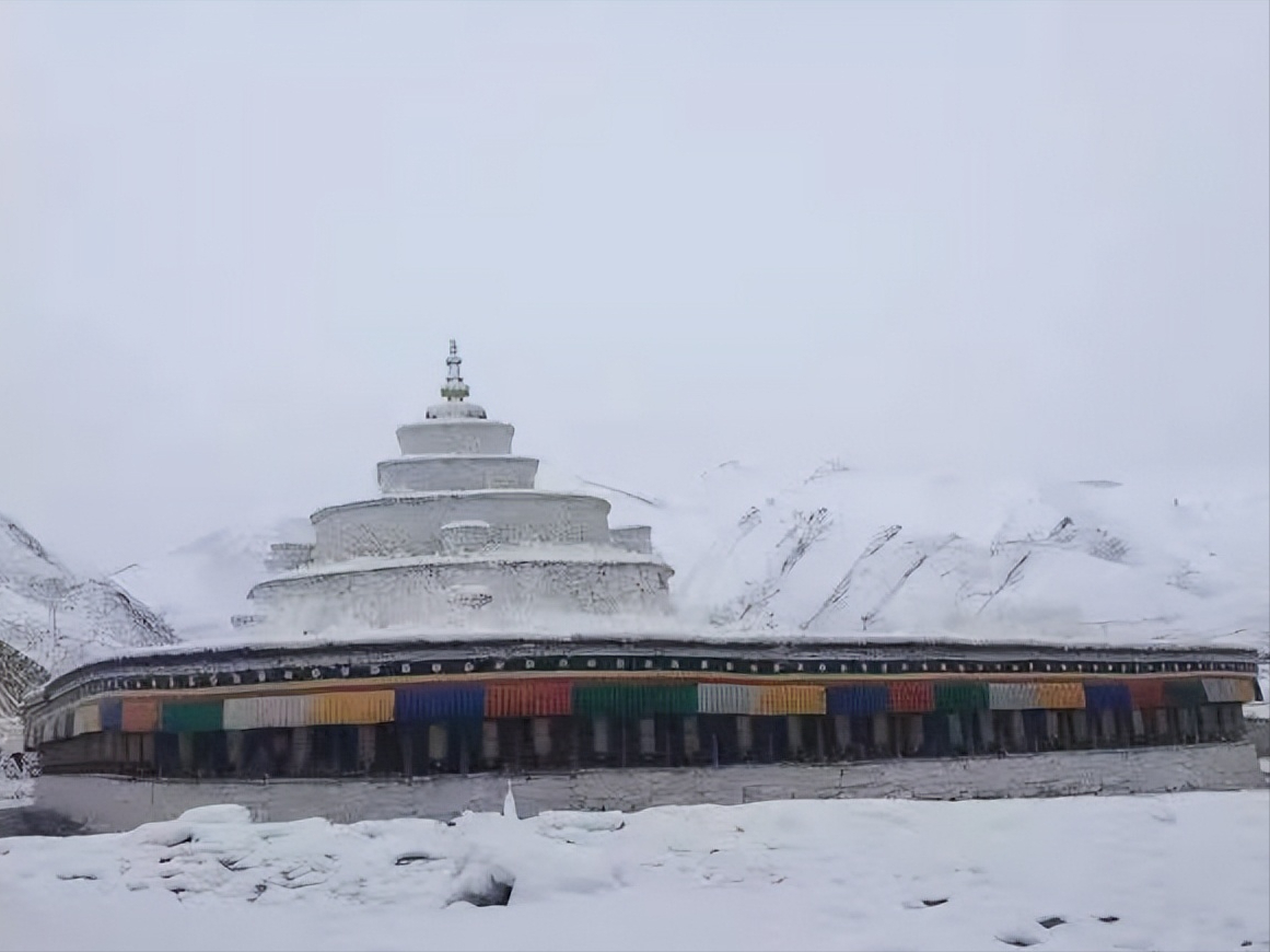 青海称多县通天河畔尕白塔:聚集十万空行,与莲师铜色吉祥山无别
