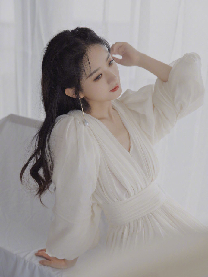 赵丽颖不愧为拼命三娘,拍新剧身材又暴瘦,蝴蝶结白裙少女感十足