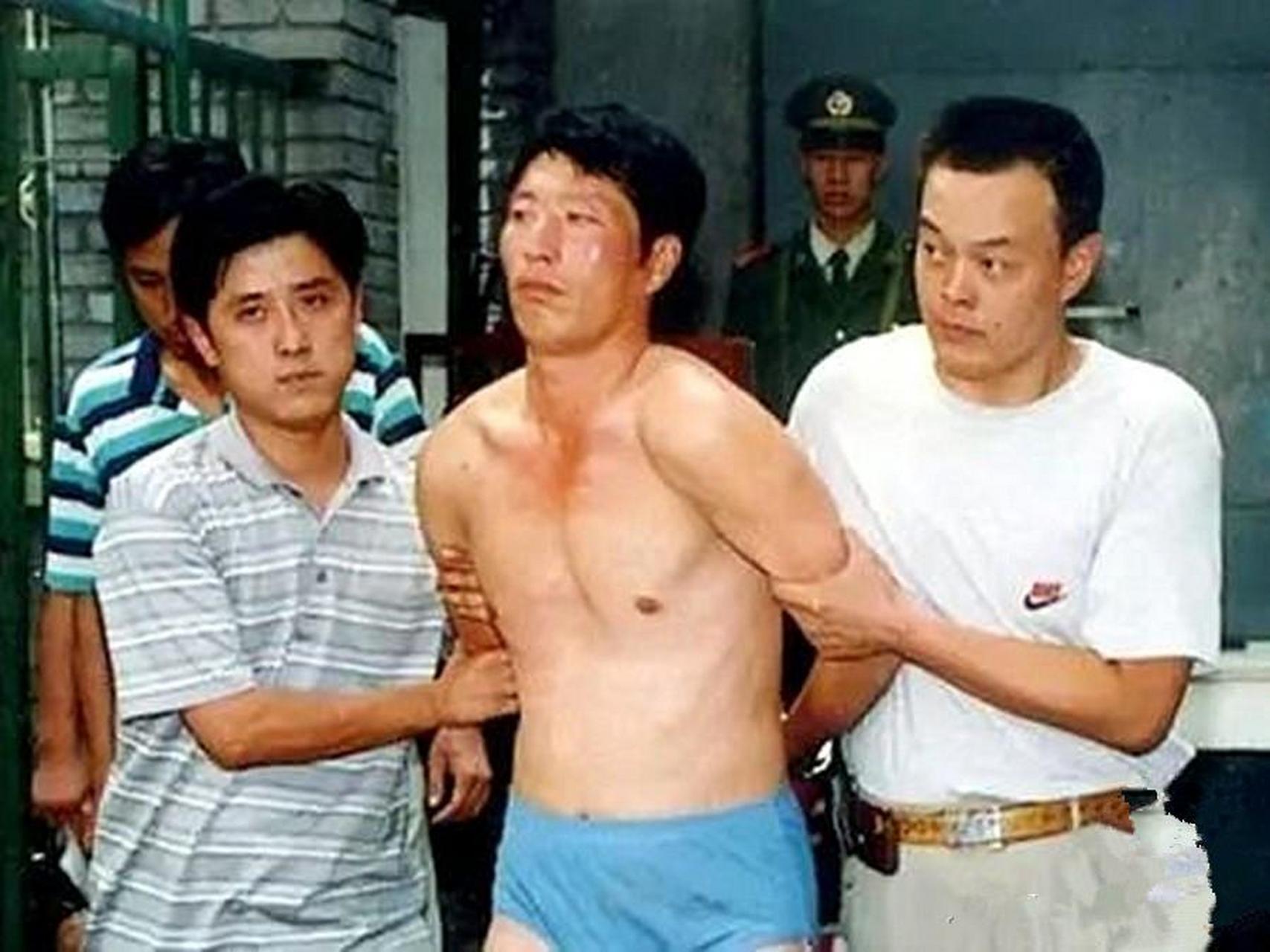 悍匪白宝山,此人因多次偷盗被判15年有期徒刑,他认为判刑过重,产生