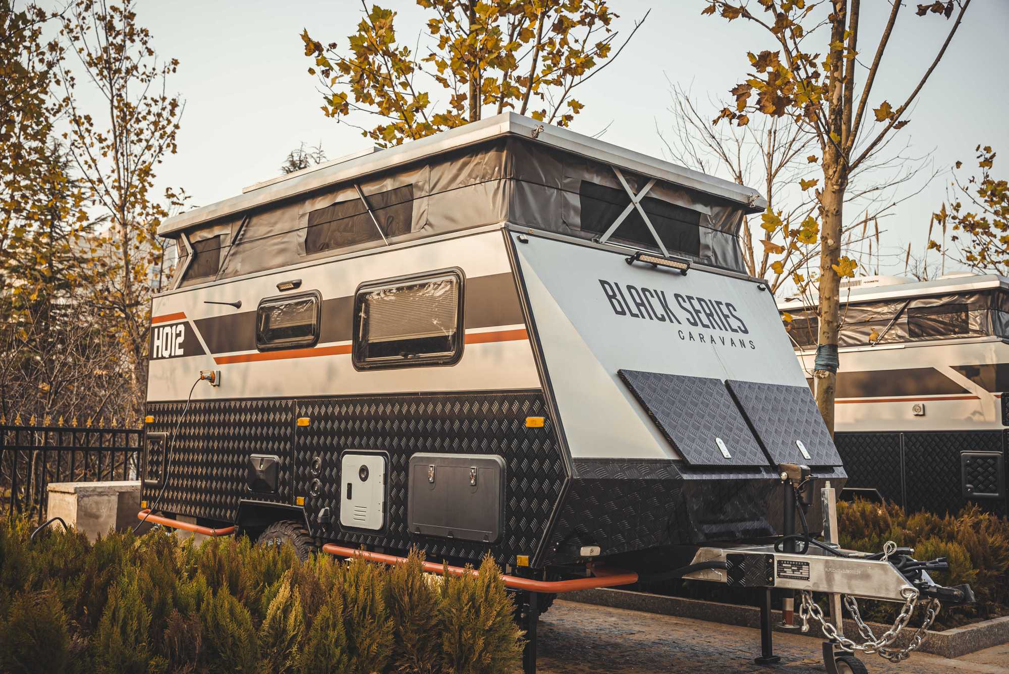 带升顶的越野拖挂房车内饰温馨,black series hq12越野拖挂房车