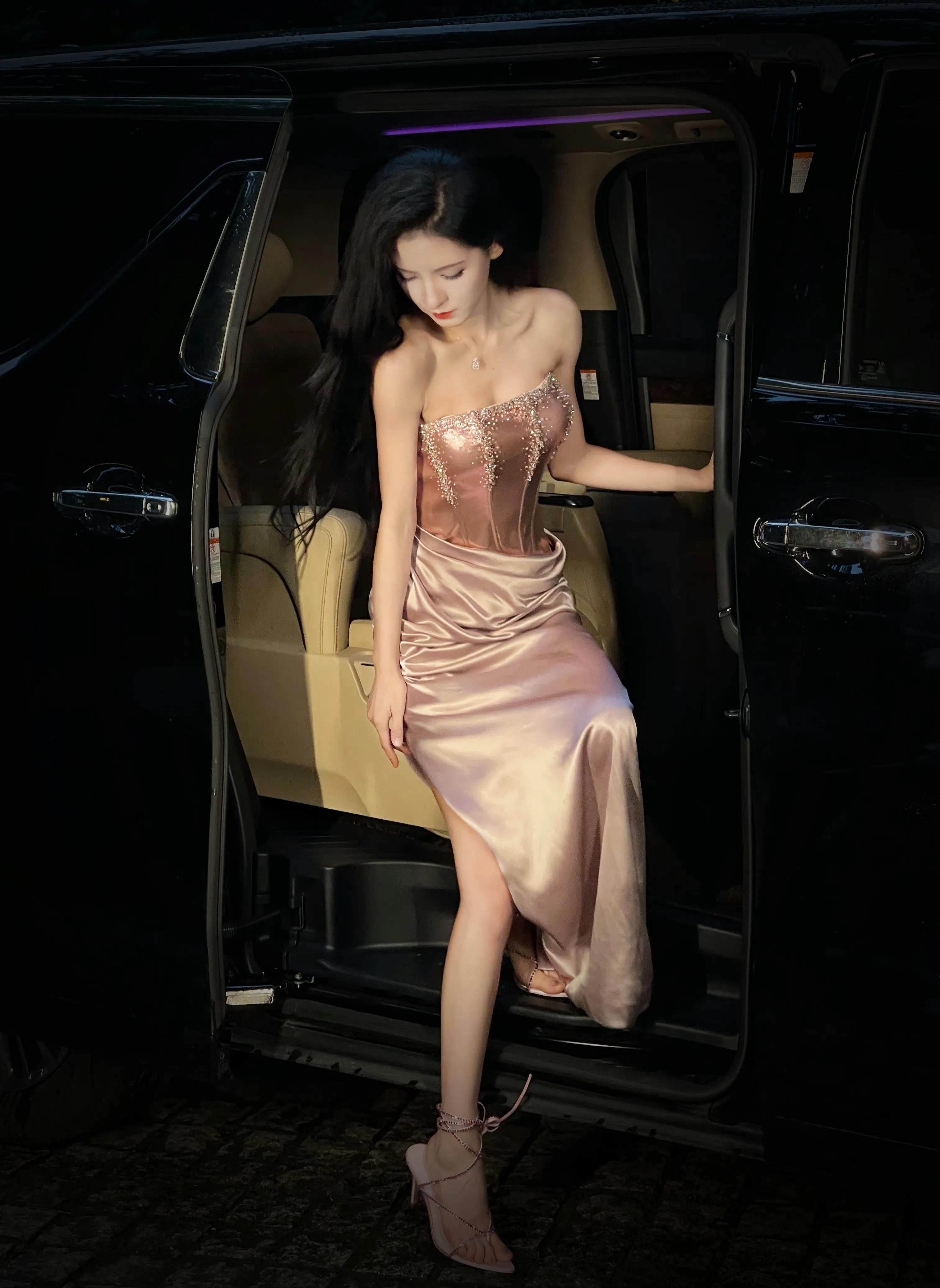 张予曦鱼骨珍珠裙造型惊艳全场,尽显人鱼公主风范,成为焦点