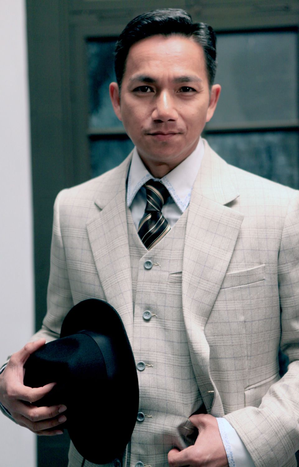 骆达华过年吃豪华家宴,鲍鱼比手掌大海参肥美,和异性合影笑开怀