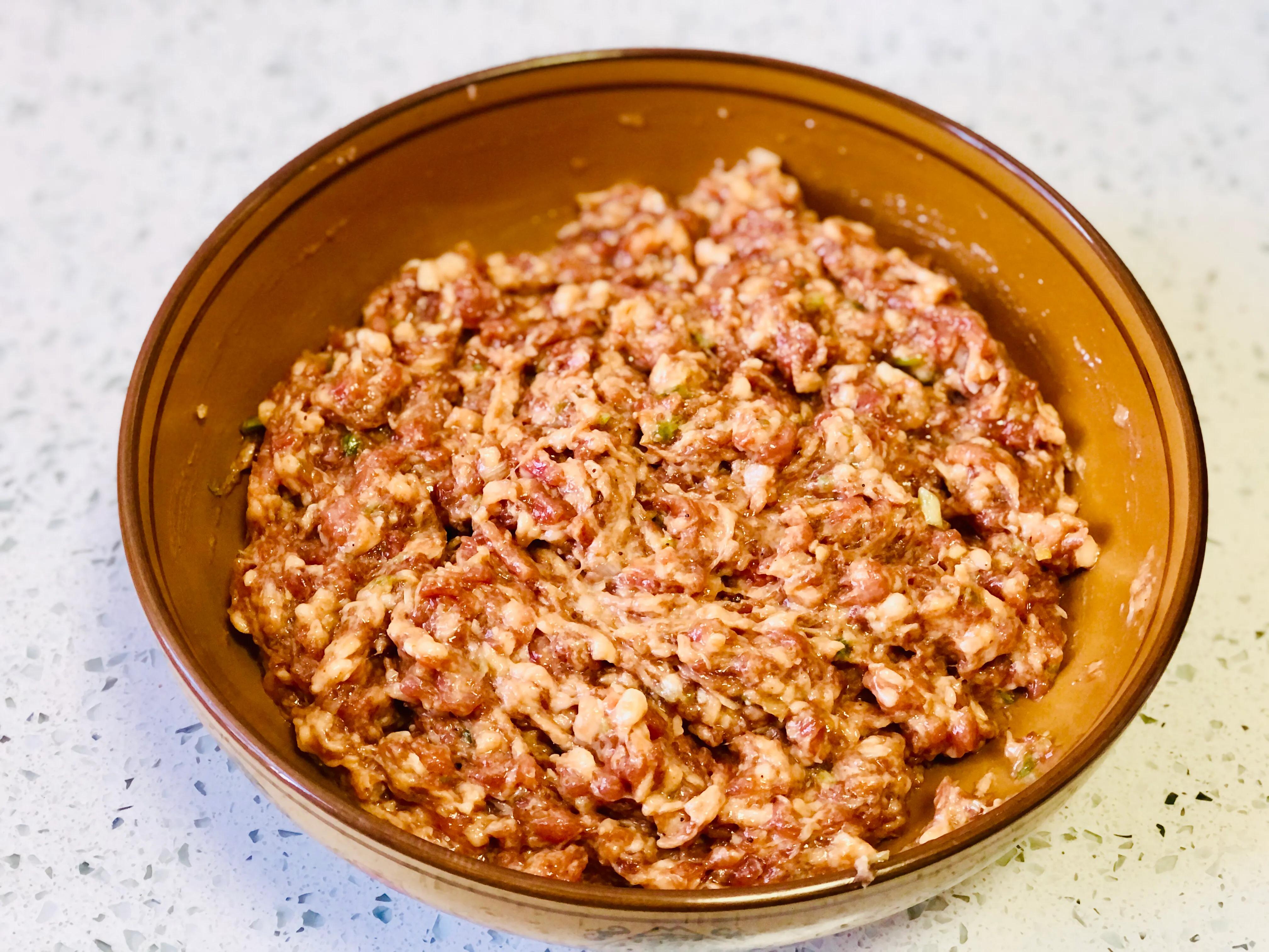 春节包猪肉白菜馅饺子,别用盐杀水,分享我家多年方法,鲜嫩多汁