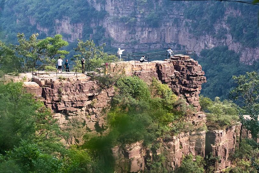 林州市石板岩镇:太行山悬崖上古村落,石顶房派上新用场