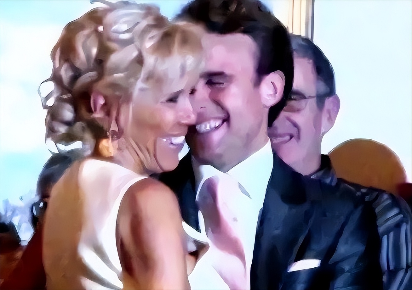 2017年,马克龙参加布丽吉特女儿婚礼,紧挨新娘,把64岁妻子挤走