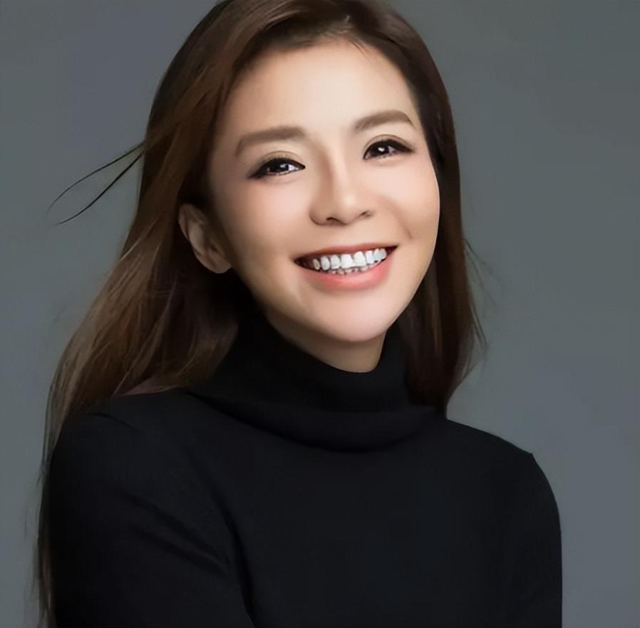 原来光鲜亮丽的央视一姐朱迅背后竟是这般的不为人知