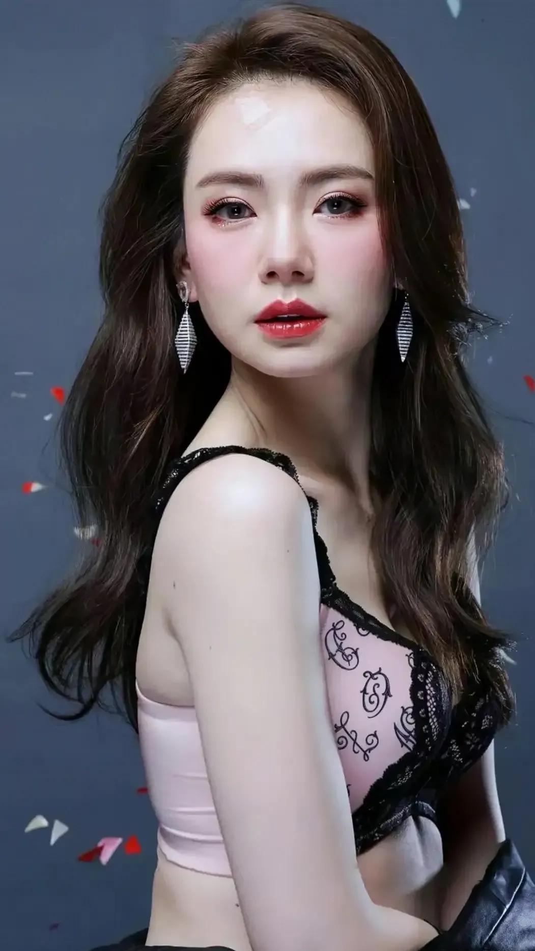 宝妈戚薇晒美照:蕾丝内衣配黑色外套,身材完美肚子无赘肉引热议