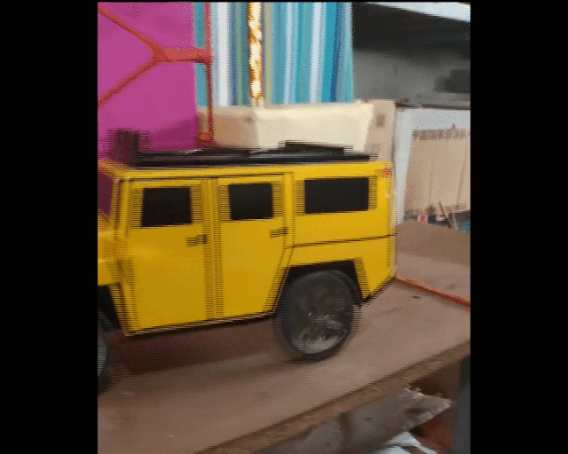 应家属要求制作的纸糊越野车 受访人供图
