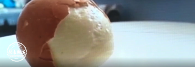 热点|大爷剥鸡蛋发现里面有根5毫米头发弄不下来，结果越拽越长被吓坏