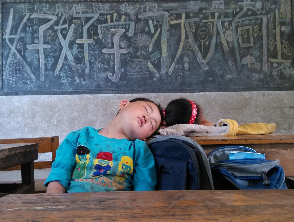 16年55岁智障大叔为弟弟徒手盖7层婚房村民弟弟早死了