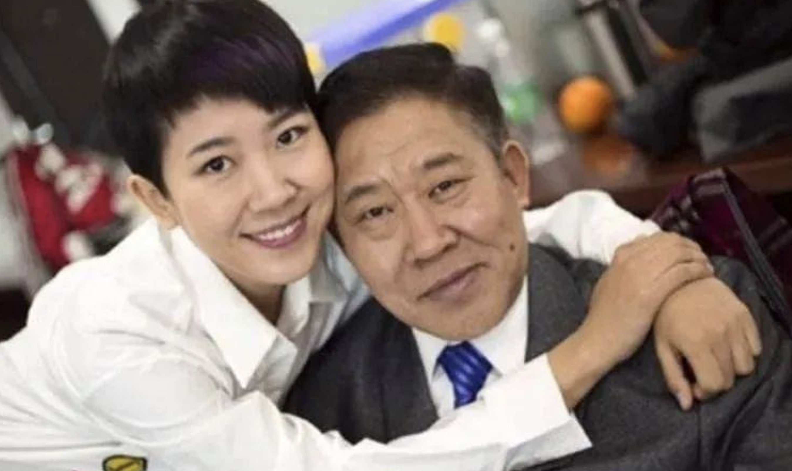 要钱没钱,要貌没貌!10位丑男演员娶的老婆,一个比一个漂亮