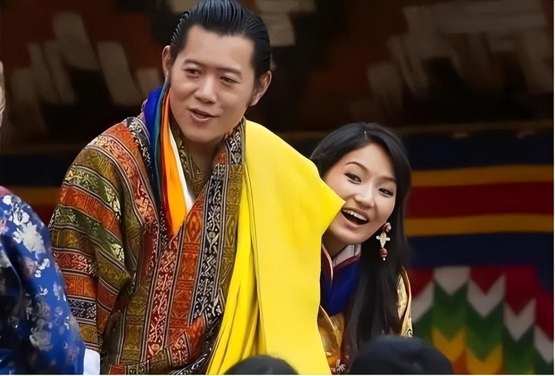 不丹国王17岁登位娶同胞4姐妹生10个孩子51岁时退位享福