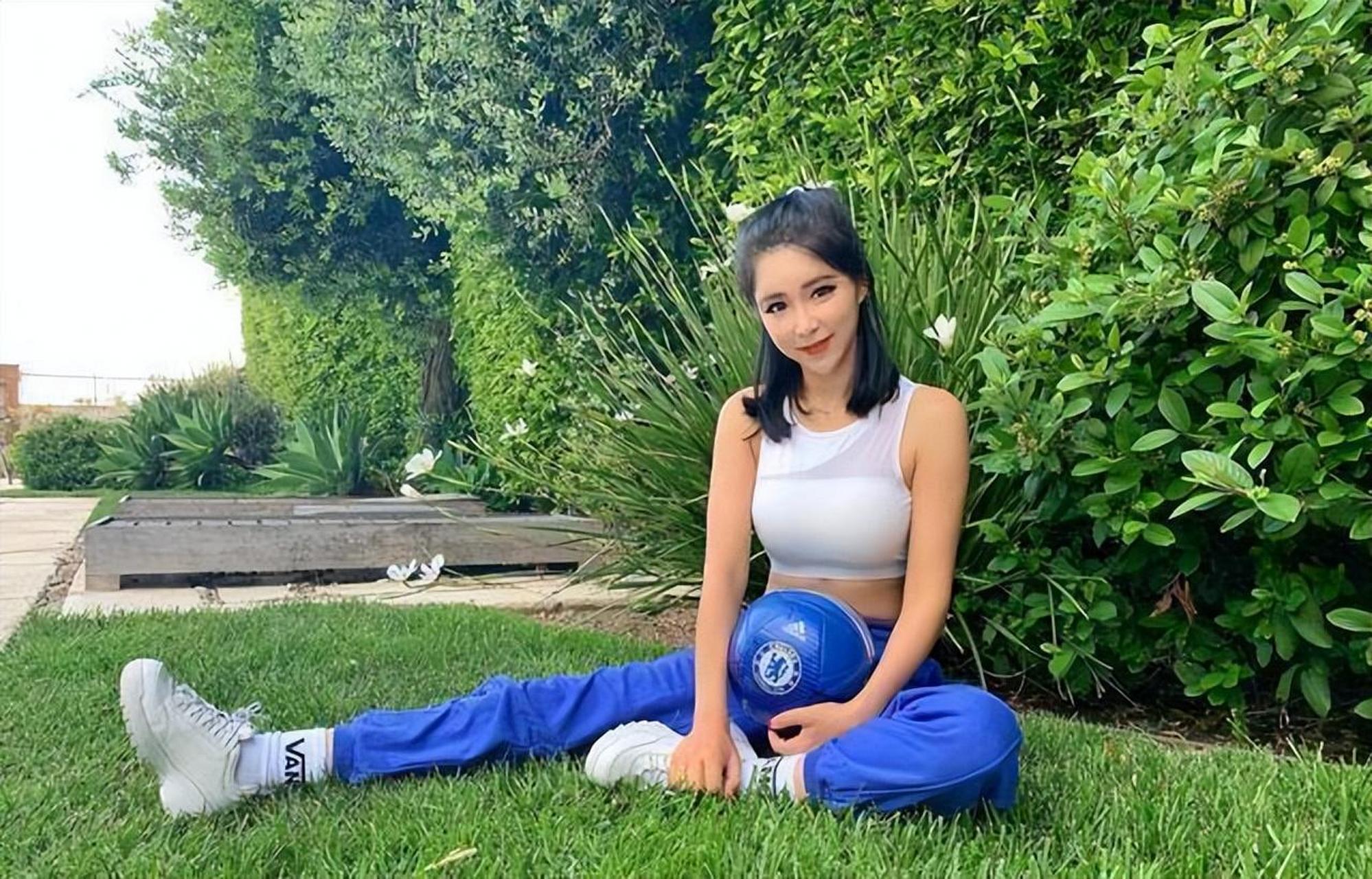 作为最美双语主持人之一,周玲安在nba和其他大型节目中担任主持韧和