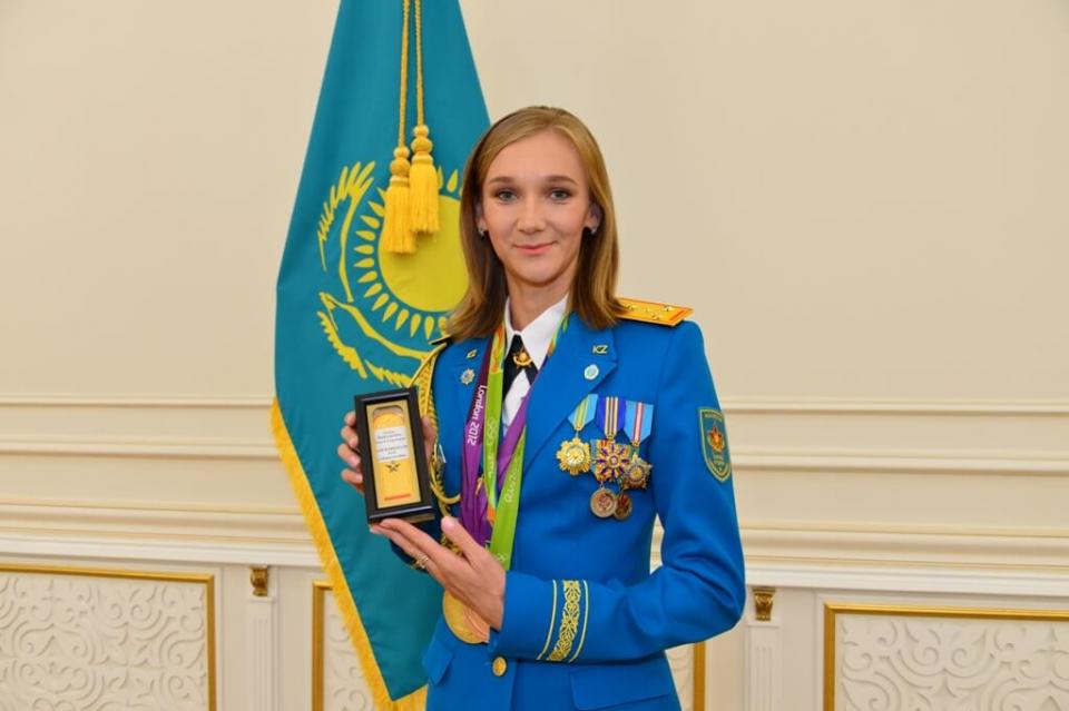 仙女颜值折服网友 哈萨克斯坦女旗手奥莉加·雷帕科娃