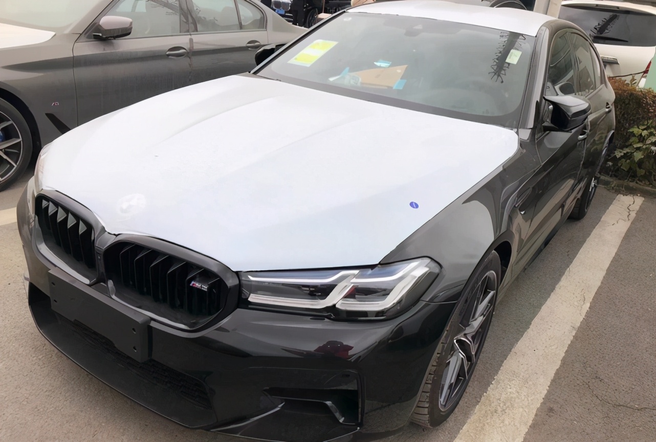 158万买辆宝马m5多宁顿灰,回家后车主抠掉车标,被当成华晨5系