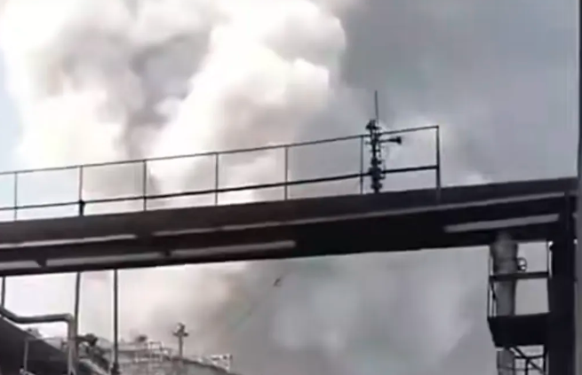 辽宁钢铁厂发生烫伤事故致4死5伤,铁水温度1600度,现场白烟滚滚