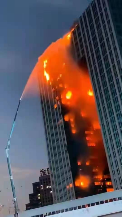 大连金州凯旋国际大厦发生火灾,浓烟滚滚,现场情况令人担忧