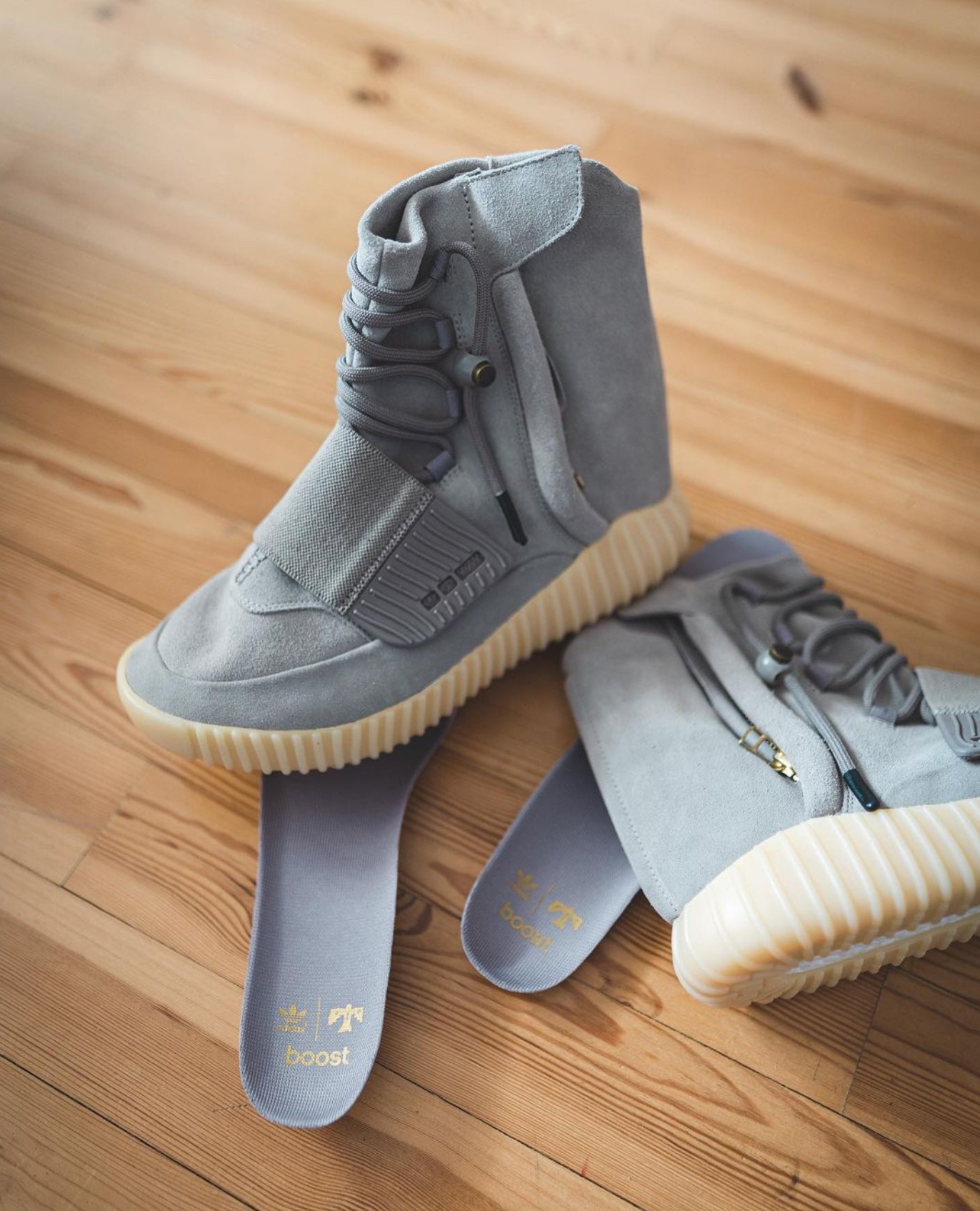 外还分别在鞋垫鞋头和鞋面绑带上加入了 adidas 三叶草 logoboost