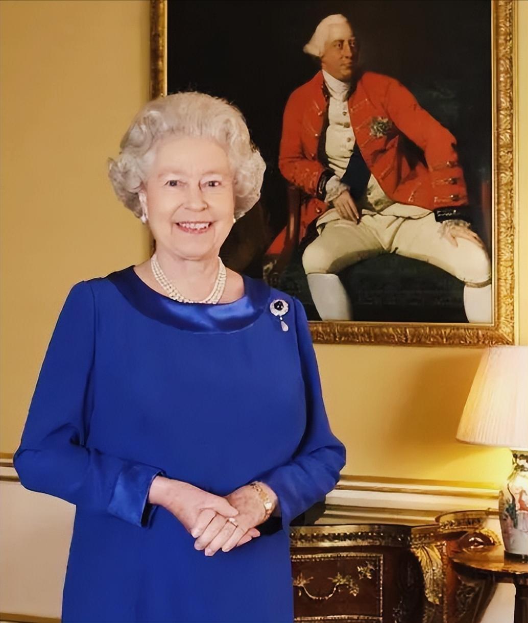 回顾英女王去世:不火化不土葬,放入500多斤铅棺,和丈夫合葬