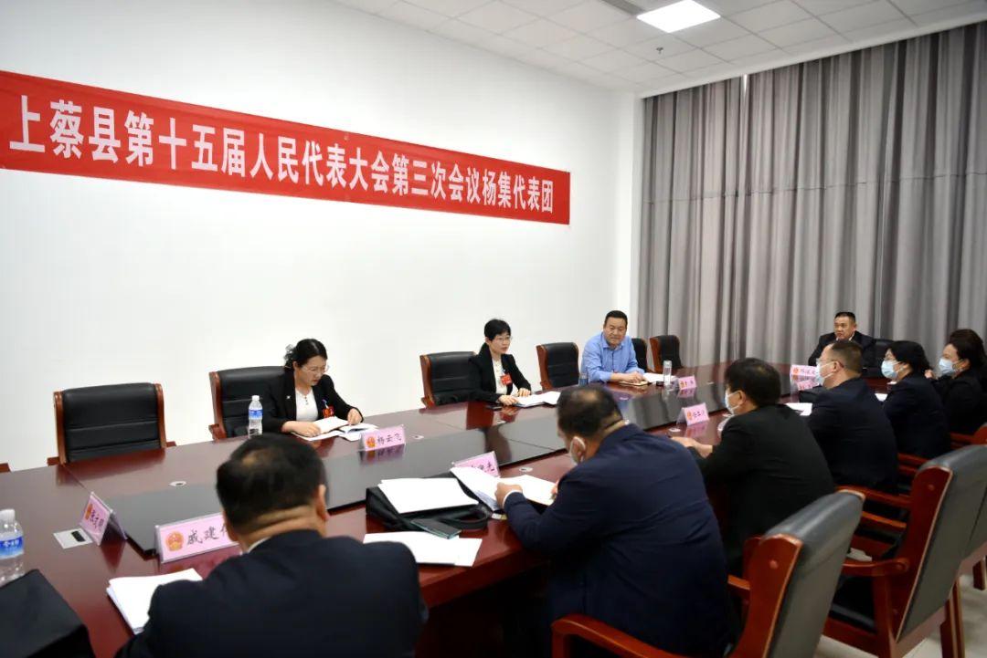 李慧阳分别参加人大代表团政协界别组审议讨论