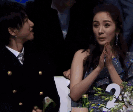 exo之后的那批在韩爱豆,基本上就都不跪了,王嘉尔还会意思意思做个