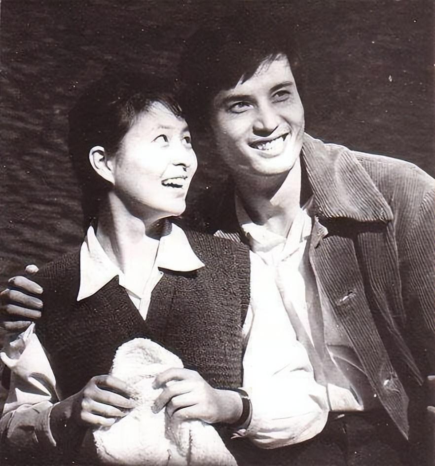 李克己看出这个小姑娘演得不错,于是耐心走到她的跟前安慰她,还给她